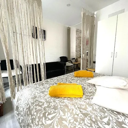 Апартаменты Stone Rose House